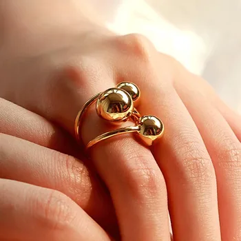 Кольцо с глобусом на межпланетной орбите золотистого цвета с лаконичным и регулируемым уникальным дизайном, бросающееся в глаза кольцо