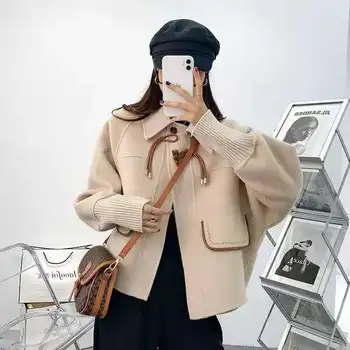 Осенью 2023 года женский новый модный короткий вязаный кардиган с карманом в форме, имитирующий двустороннее джинсовое пальто на пуговицах из воловьей кожи